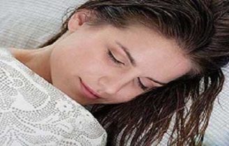 عوارض خوابیدن با موهای خیس